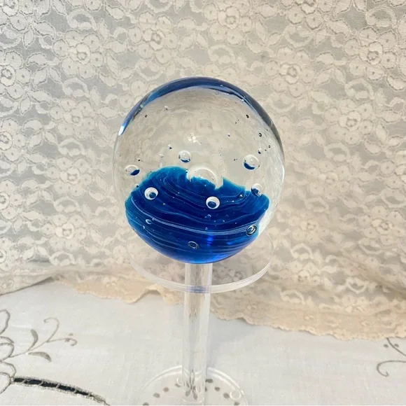 Paper weight. Handblown with controlled bubbles. - Picture 3 of 4